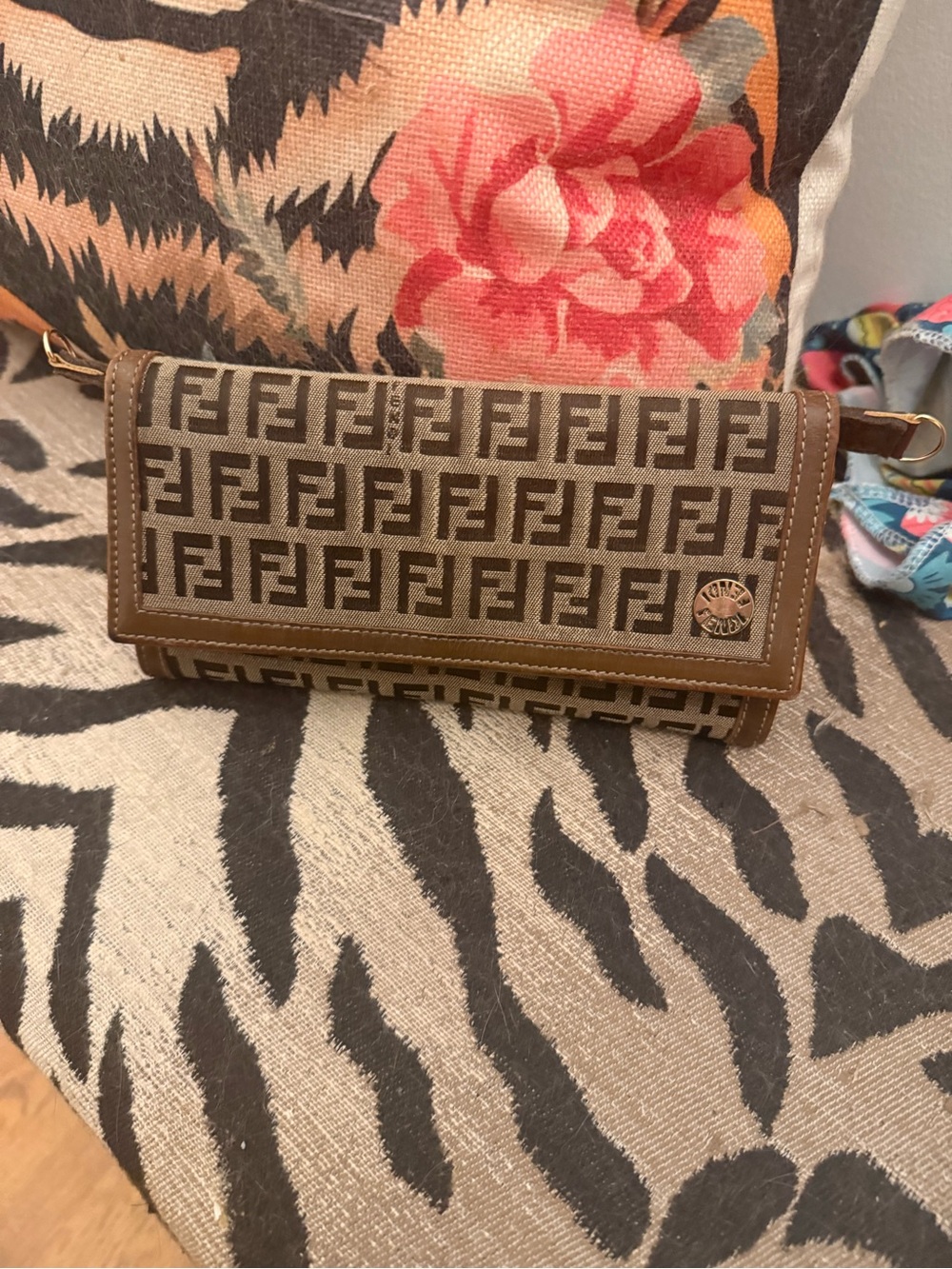 Fendi RARE Kisslock Zucca Wallet EUC - Picture 17 of 17